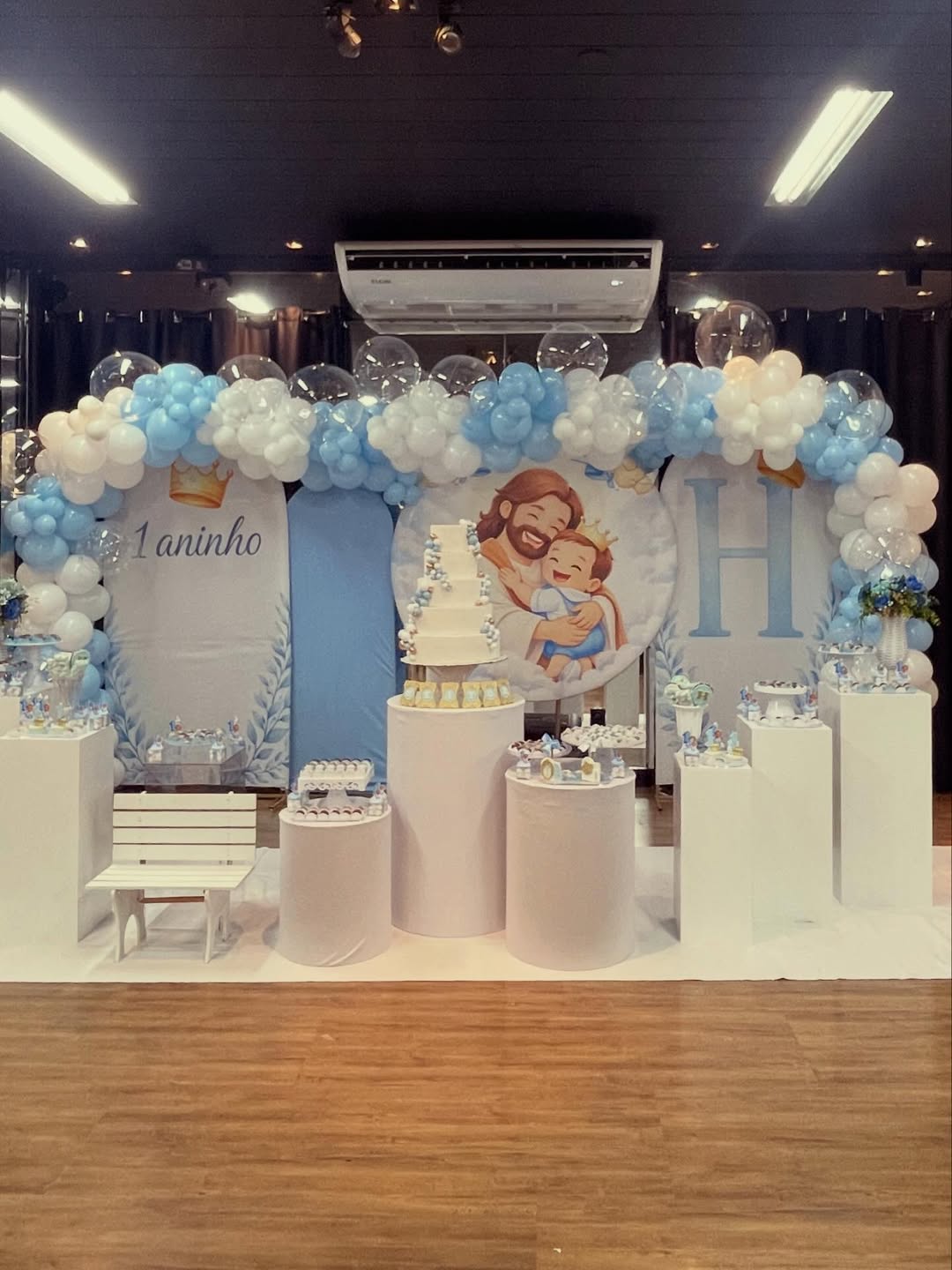 Decoração de 1 aninho com arco de balões azuis e brancos