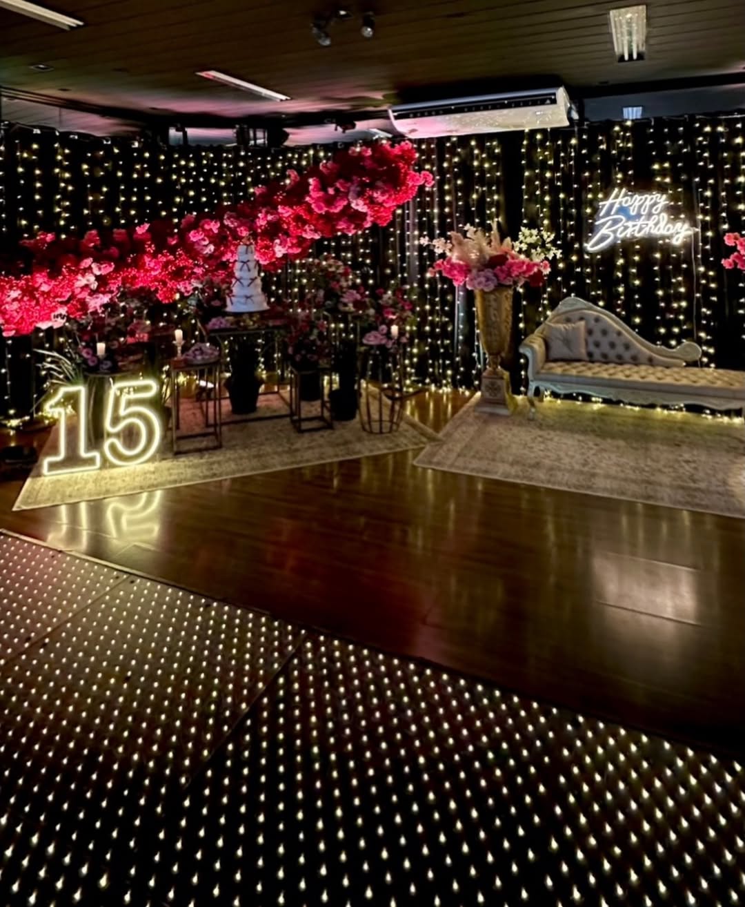 Palco com chaise, neon 15 e cortina de luzes