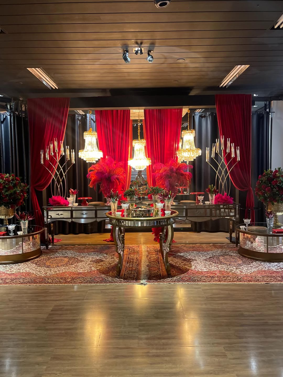 Decoração com cortinas vermelhas e lustres dourados